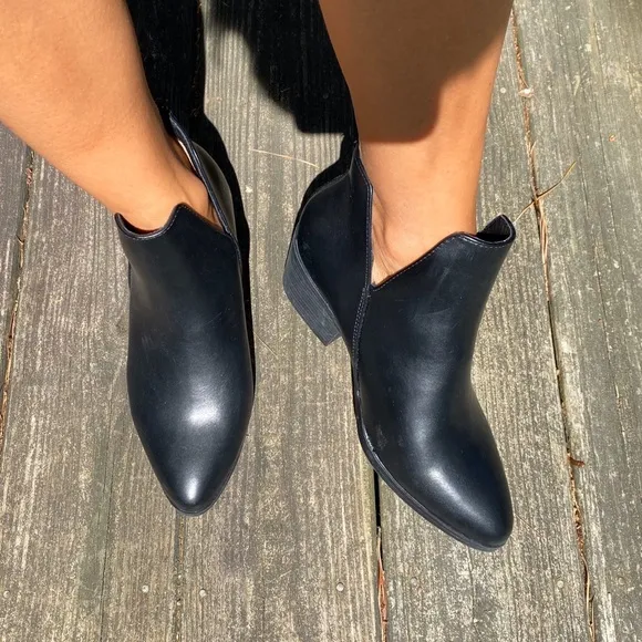 🖤 CUSHIONAIRE BLACK FAUX LEATHER CUT OUT BOOTIES!