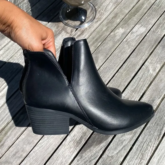 🖤 CUSHIONAIRE BLACK FAUX LEATHER CUT OUT BOOTIES!