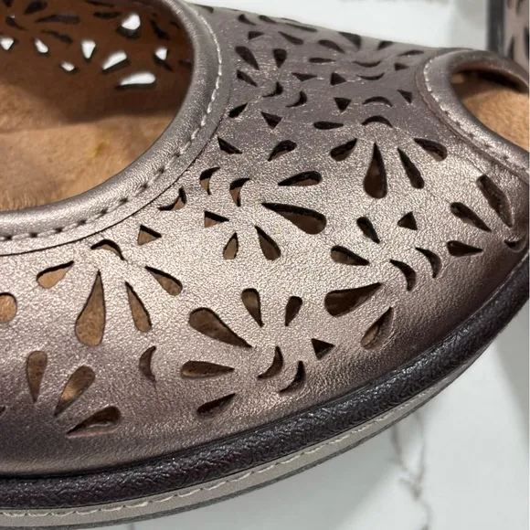 🆕 White Mountain | Gold Platinum Leather Metallic Peep Toe Mule Shoe Size