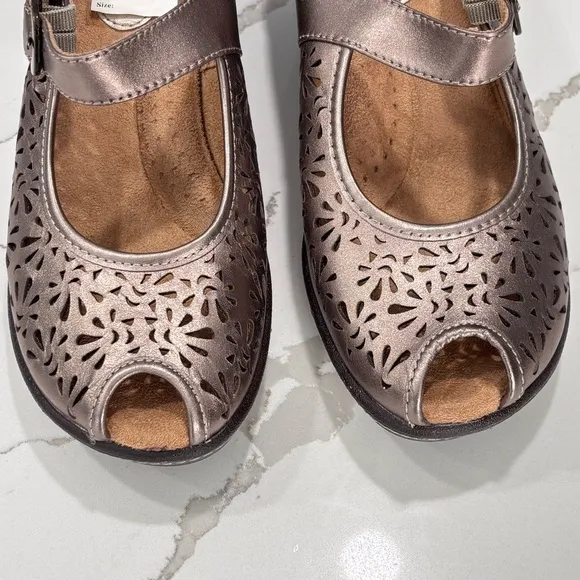 🆕 White Mountain | Gold Platinum Leather Metallic Peep Toe Mule Shoe Size