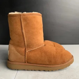 688 UGG‎ Women’s Classic ll Short Boots Size 5