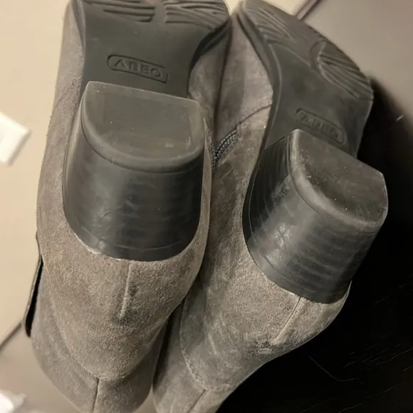 Abeo Melanie distressed suede booties comfort shoes grey size 10