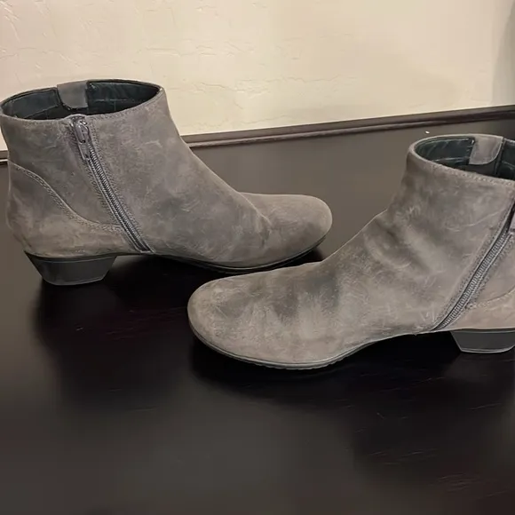 Abeo Melanie distressed suede booties comfort shoes grey size 10