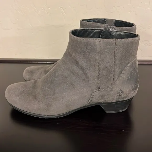 Abeo Melanie distressed suede booties comfort shoes grey size 10