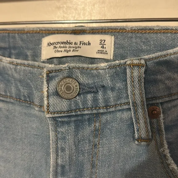 ABERCROMBIE Curve Love Ultra High Rise Ankle Straight Jean
