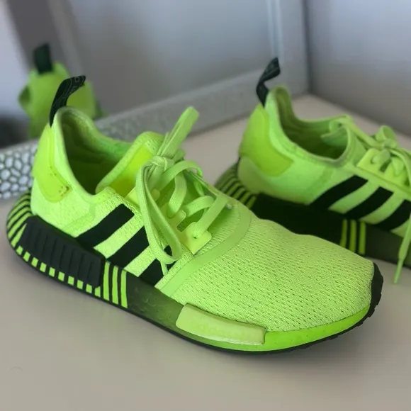 adidas NMD R1 Signal Green Athletic Running Shoes Men's Size 7,5 unisex