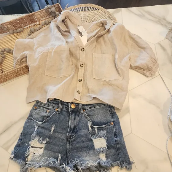 Almost famous, womens size 3, CUTEST fringed distressed denim short shorts🩷