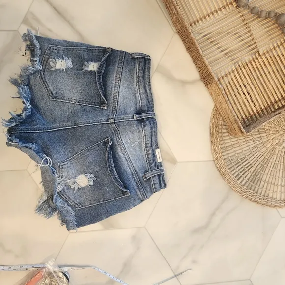 Almost famous, womens size 3, CUTEST fringed distressed denim short shorts🩷