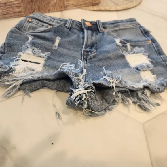Almost famous, womens size 3, CUTEST fringed distressed denim short shorts🩷