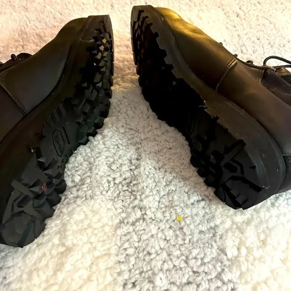 Belleville’s Flagship Tactical boot - the 700 is NWOB condition and size 11.5R.