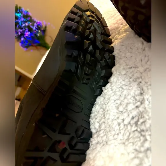 Belleville’s Flagship Tactical boot - the 700 is NWOB condition and size 11.5R.