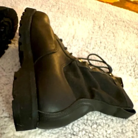 Belleville’s Flagship Tactical boot - the 700 is NWOB condition and size 11.5R.