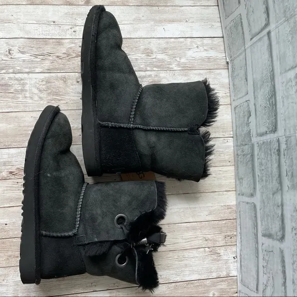 BLACK SHORT UGG BOOTS SIZE 4 STAR AND TIE ACCENT