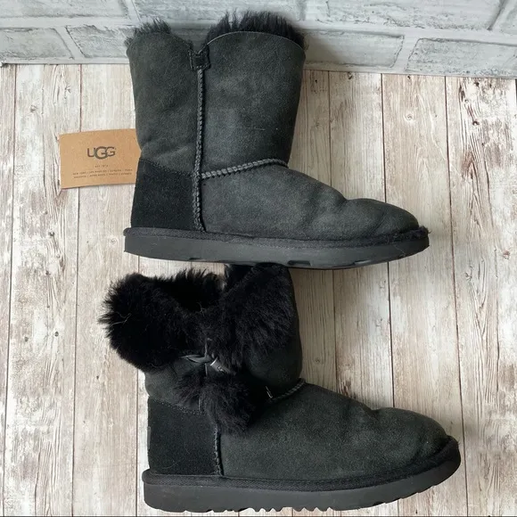 BLACK SHORT UGG BOOTS SIZE 4 STAR AND TIE ACCENT