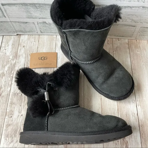 BLACK SHORT UGG BOOTS SIZE 4 STAR AND TIE ACCENT