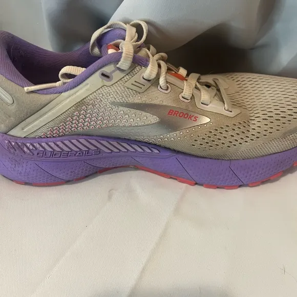 Brooks Adrenaline GTS 22 Women's Running Shoes - Cream and Purple
