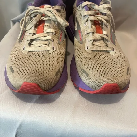 Brooks Adrenaline GTS 22 Women's Running Shoes - Cream and Purple