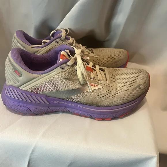 Brooks Adrenaline GTS 22 Women's Running Shoes - Cream and Purple
