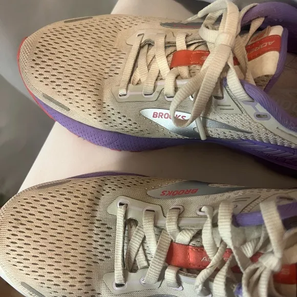 Brooks Adrenaline GTS 22 Women's Running Shoes - Cream and Purple