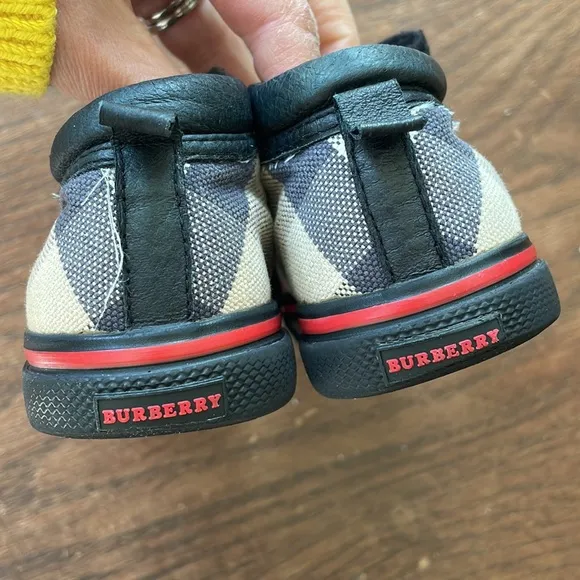 Burberry canvas plaid tennis shoes size 8 toddler