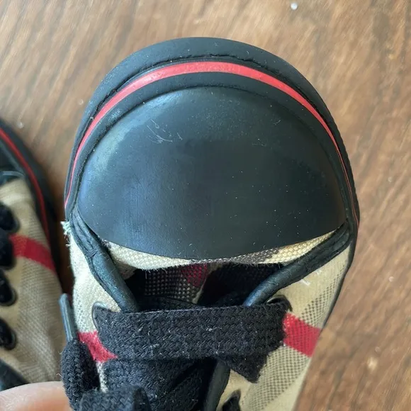 Burberry canvas plaid tennis shoes size 8 toddler