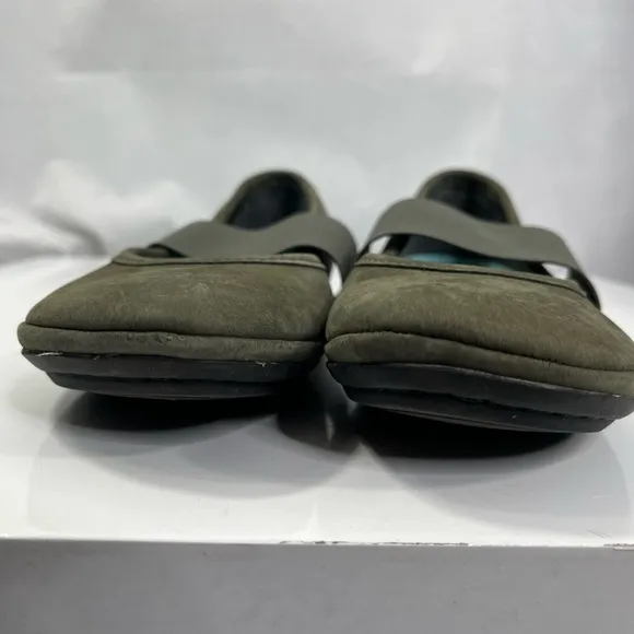 Camper Girls Olive Green Slip-On Mary Jane’s, excellent condition. Size 38/7