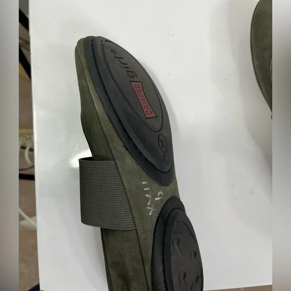 Camper Girls Olive Green Slip-On Mary Jane’s, excellent condition. Size 38/7
