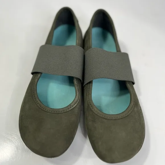 Camper Girls Olive Green Slip-On Mary Jane’s, excellent condition. Size 38/7
