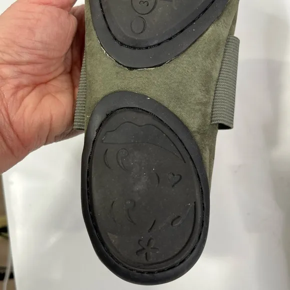 Camper Girls Olive Green Slip-On Mary Jane’s, excellent condition. Size 38/7