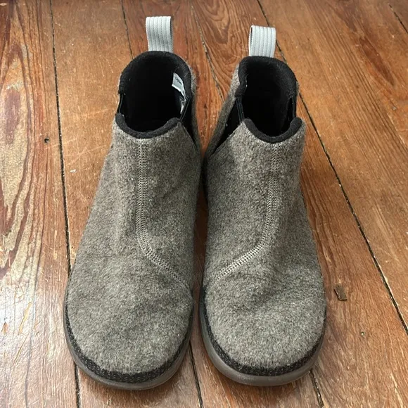 Chaco Revel Chelsea Boot size 6 women’s