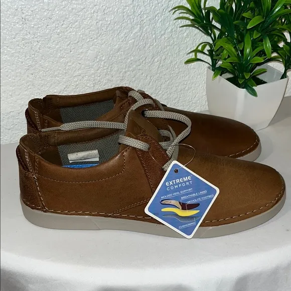 Clarks Brown Boat Shoes with Leather Upper and Low-Profile Design