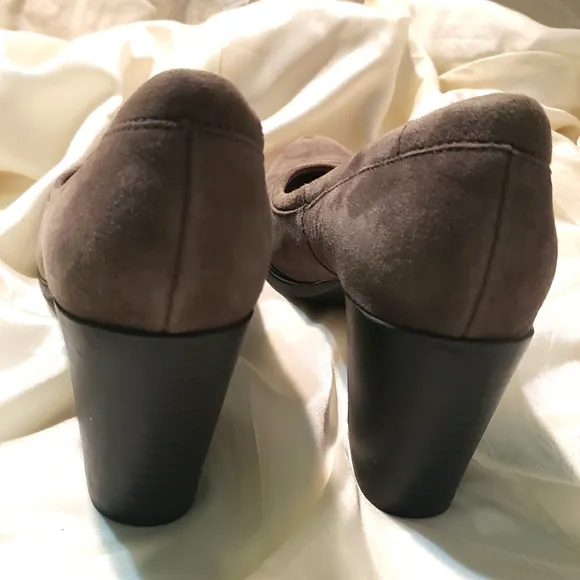 Clarks Grey (Taupe) &quot;Araya Moon&quot; Suede Pumps Block Heel Size 9M