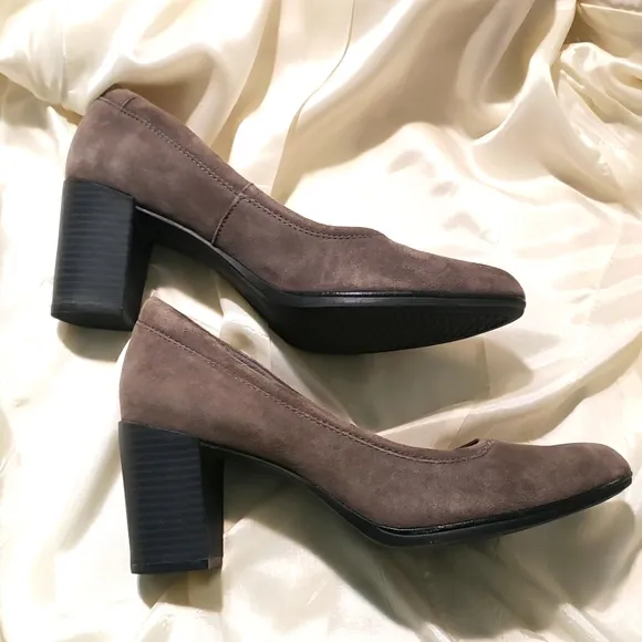 Clarks Grey (Taupe) &quot;Araya Moon&quot; Suede Pumps Block Heel Size 9M