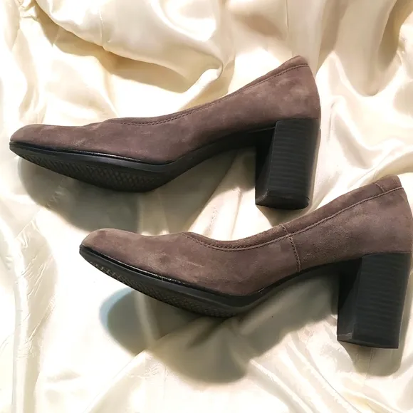 Clarks Grey (Taupe) &quot;Araya Moon&quot; Suede Pumps Block Heel Size 9M