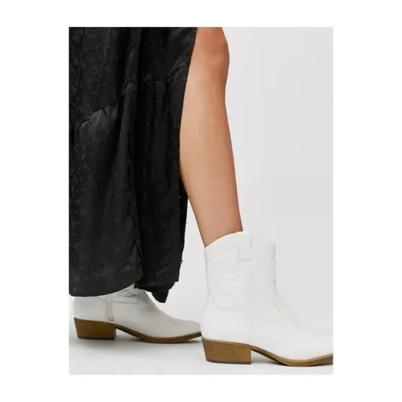 COCONUTS BY MATISSE Free People Short White Vegan Leather Cowboy Boot Size 10