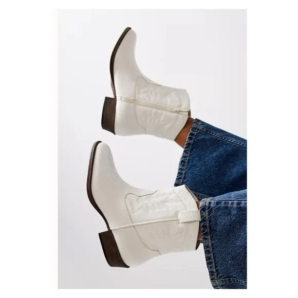 COCONUTS BY MATISSE Free People Short White Vegan Leather Cowboy Boot Size 10