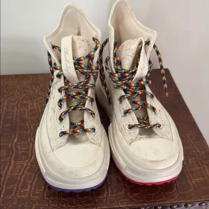 Converse White and Red High-Top Sneakers wear for a concert of Bruce 🌈