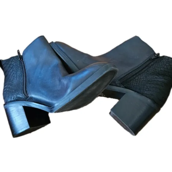 Crown Vintage Black Leather Scale Detail Zip-up Square Heeled Booties-Size 9.5