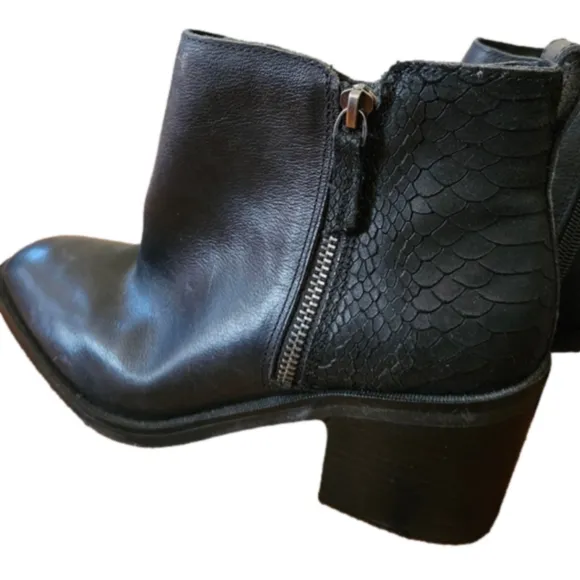 Crown Vintage Black Leather Scale Detail Zip-up Square Heeled Booties-Size 9.5