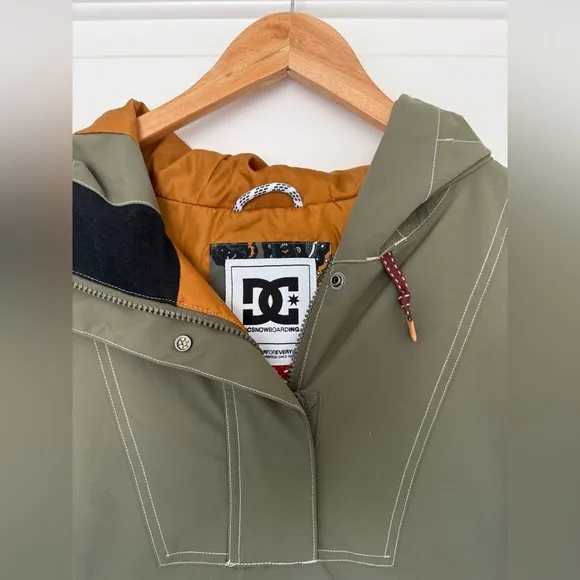 DC Shoes WOMEN'S SAVVY 10K INSULATED SNOWBOARD ANORAK JACKET Medium