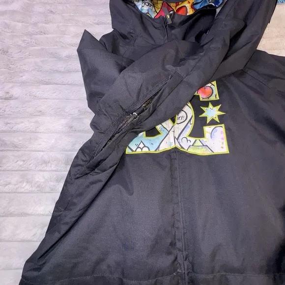 DC x Kevin Lyons Coat Mens XS 10K Black Snowboard Ski Winter Jacket Cartoon RARE