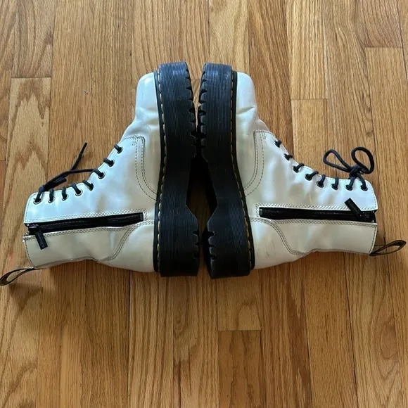 Dr Martens sz 6 white Jadon patent leather lace up boots w/ slight platform sole