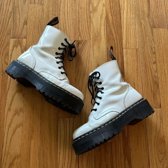 Dr Martens sz 6 white Jadon patent leather lace up boots w/ slight platform sole