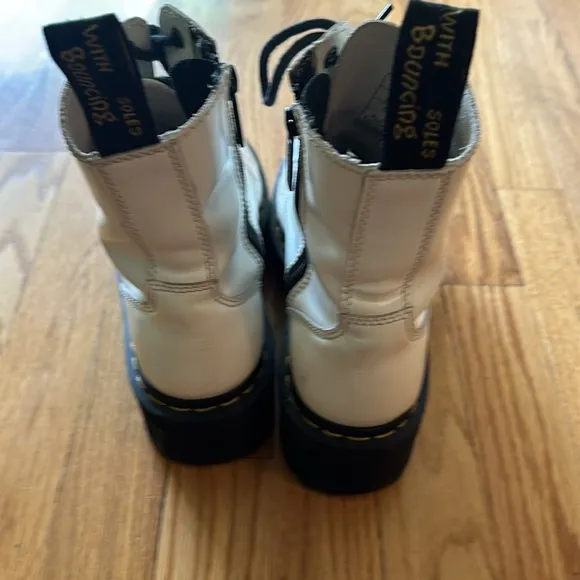 Dr Martens sz 6 white Jadon patent leather lace up boots w/ slight platform sole