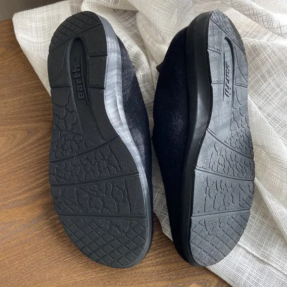 Earth Shoes, Sherpa lining, felt outer finish.
