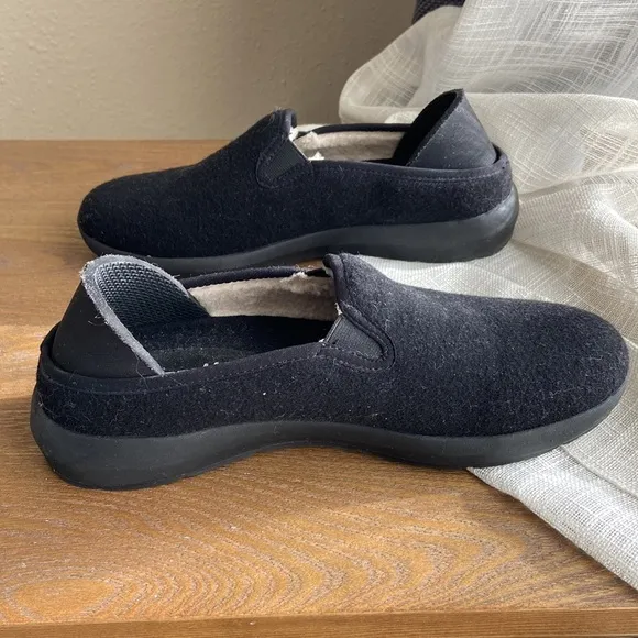 Earth Shoes, Sherpa lining, felt outer finish.