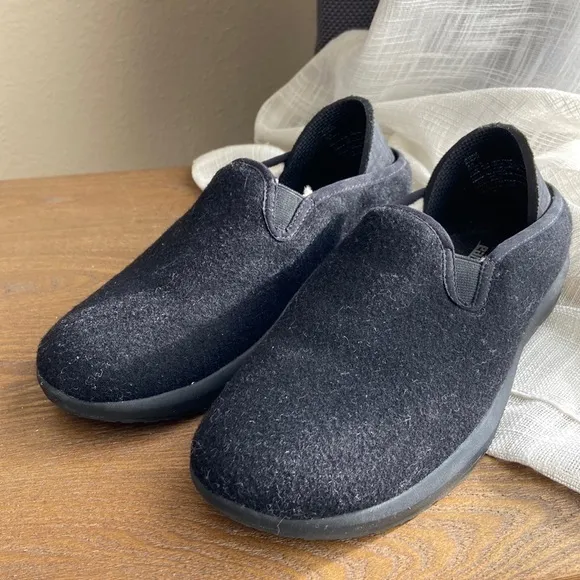 Earth Shoes, Sherpa lining, felt outer finish.