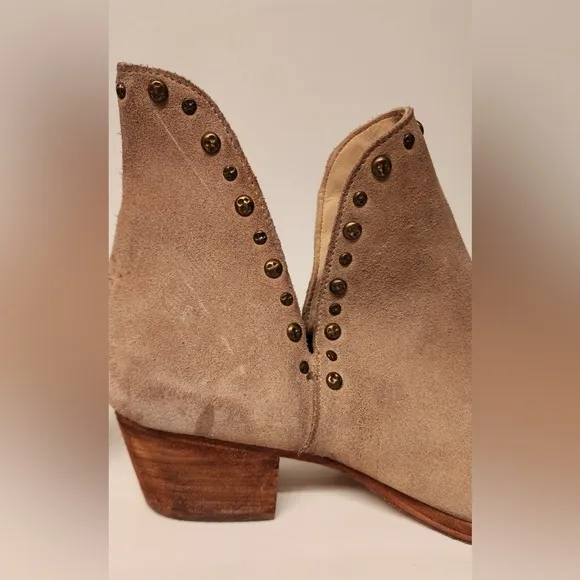Free People Studded Charm Double V Ankle Boots Tan Women’s Heels Size 8.5