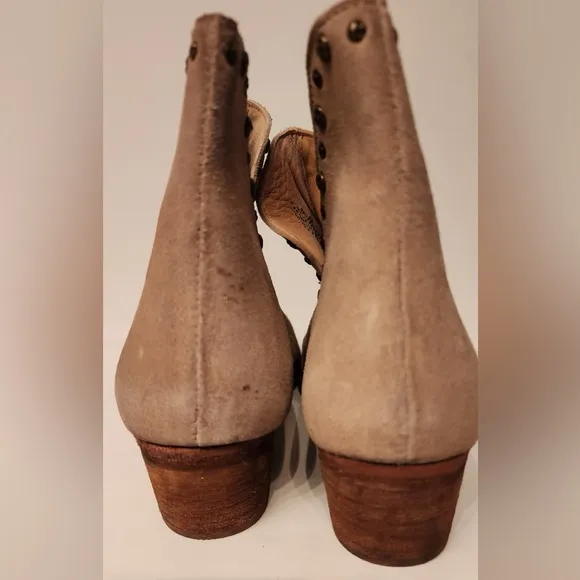 Free People Studded Charm Double V Ankle Boots Tan Women’s Heels Size 8.5