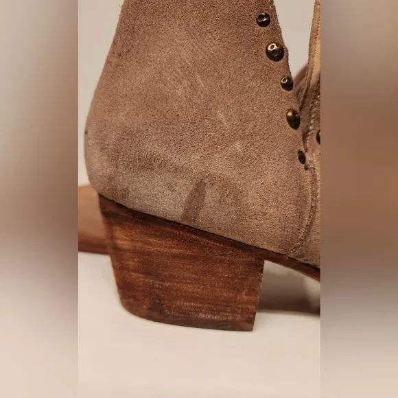 Free People Studded Charm Double V Ankle Boots Tan Women’s Heels Size 8.5
